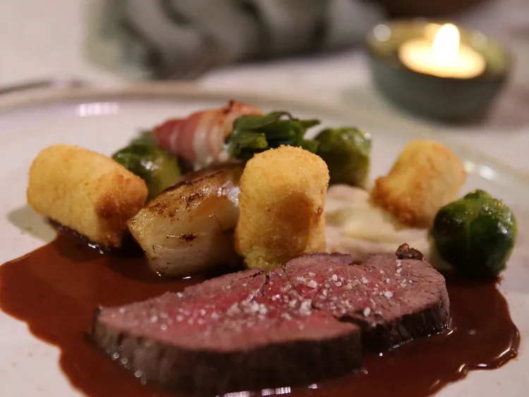 Filet van hertenkalf met kroketten en wildjus